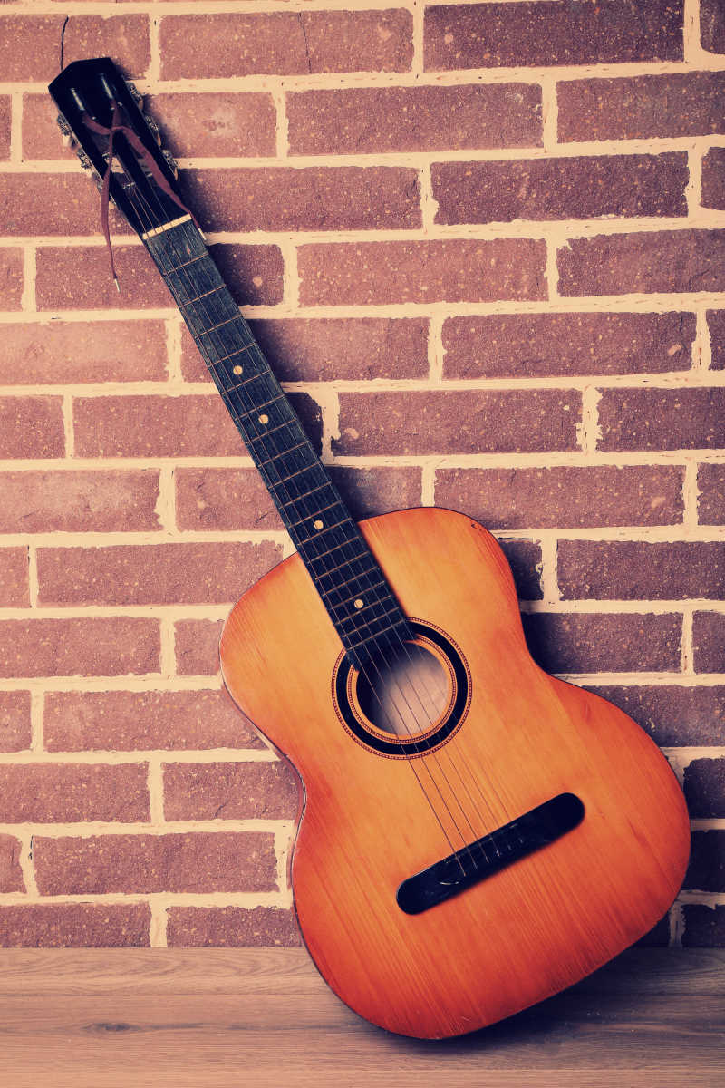 砖墙背景上的吉他