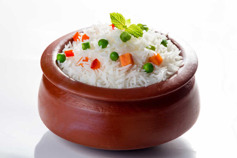 白色背景上的一碗蔬菜米饭