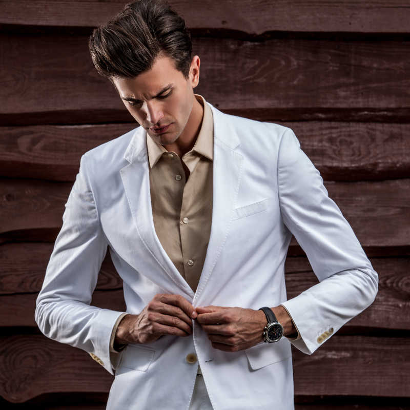 穿白色西服的优雅绅士