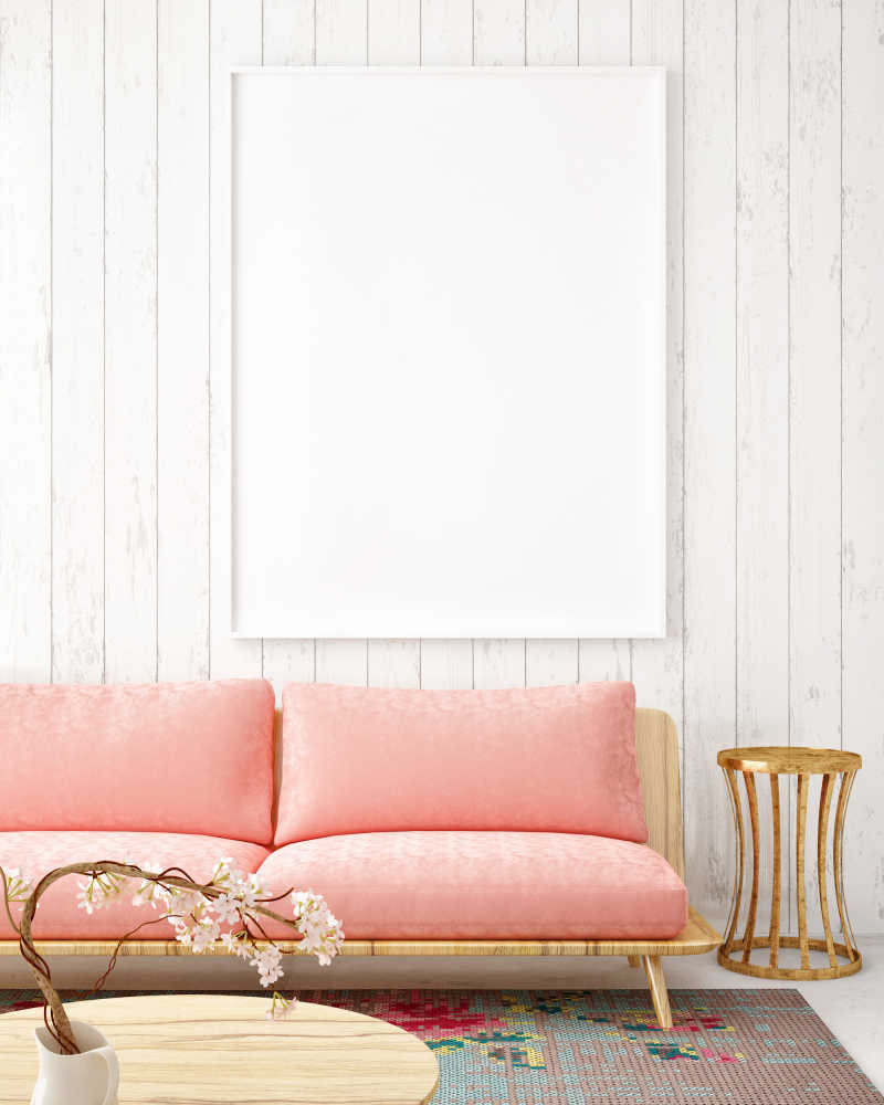 老式客厅粉色沙发上方的空白海报