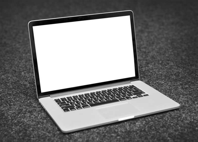 灰色地毯上的空白屏幕的笔记本电脑