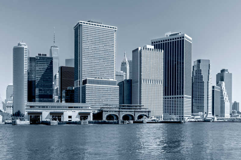 蓝灰色色调下的纽约城市建筑全景