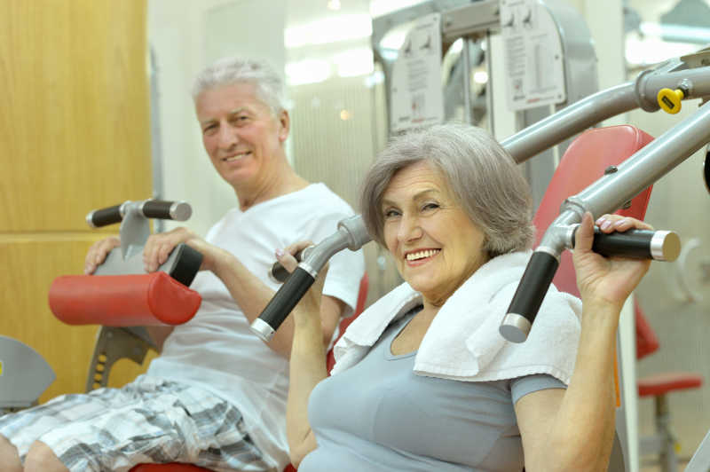 老年夫妇在健身房一起锻炼