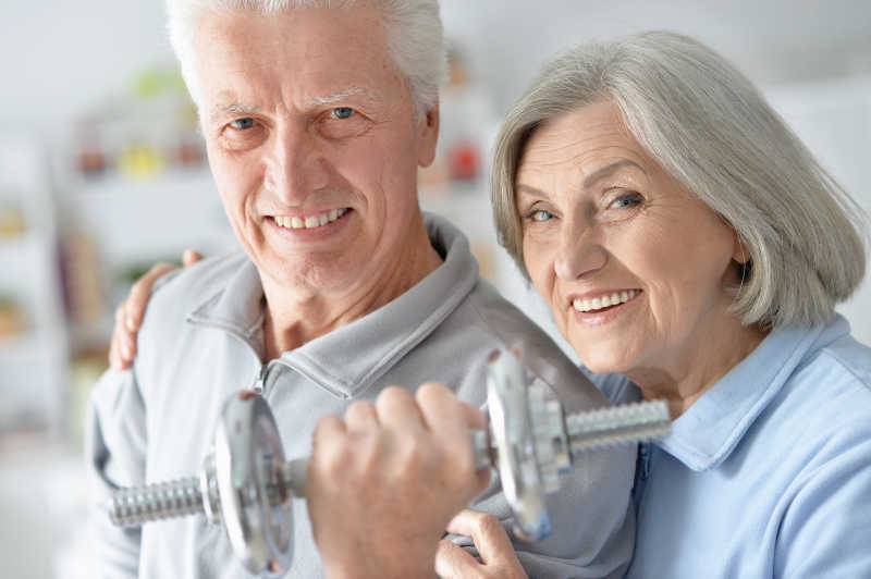 快乐的老年夫妇在健身房一起锻炼