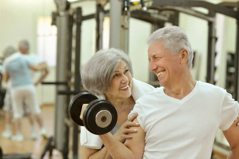 健身房里幸福微笑的老年夫妇