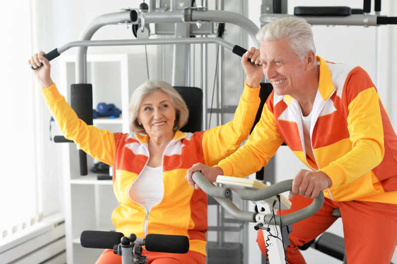 老年夫妇在健身房一起快乐锻炼