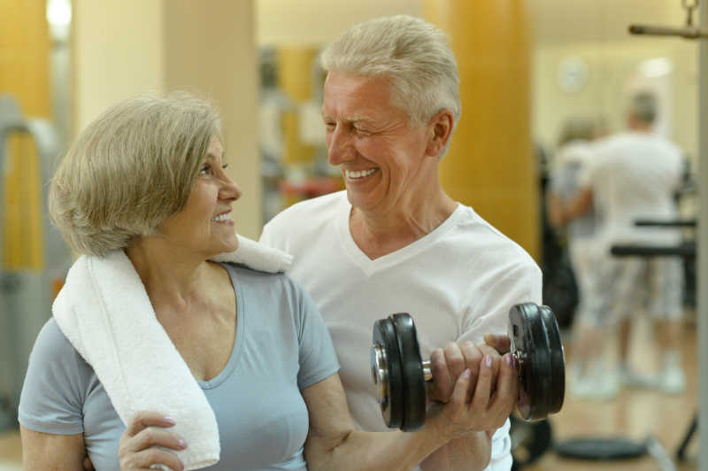 幸福的健身房里的锻炼的老年夫妇