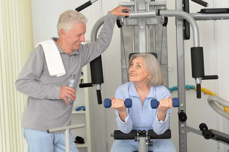 快乐的健身房里锻炼健身的老年夫妇