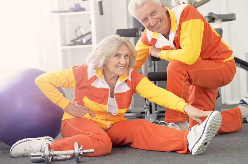 快乐的在健身房里热身的老年夫妇