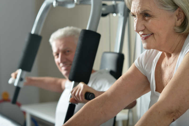 一起在健身房里健身的老年夫妇