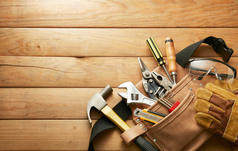 木板上工具袋里齐全的修理工具