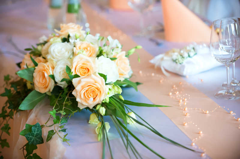 浪漫婚礼餐桌上的玫瑰花束