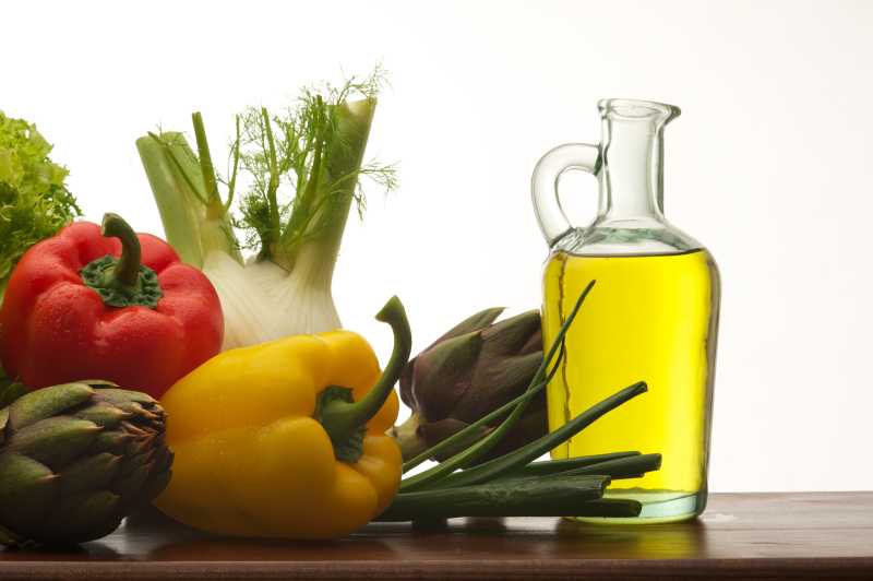桌子上的食用油和蔬菜