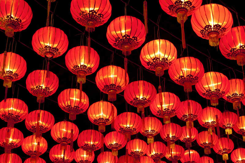 中国街道上的红色灯笼
