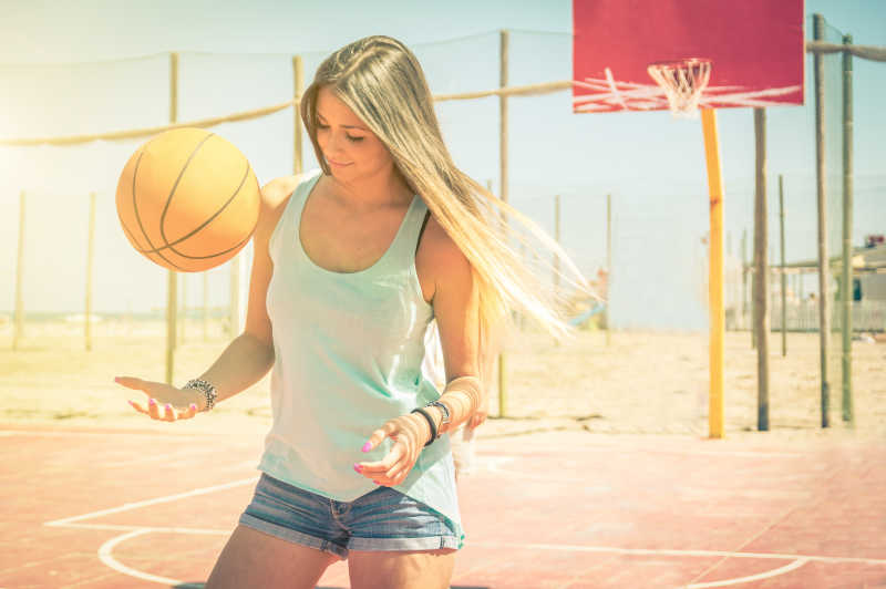打篮球的年轻女孩