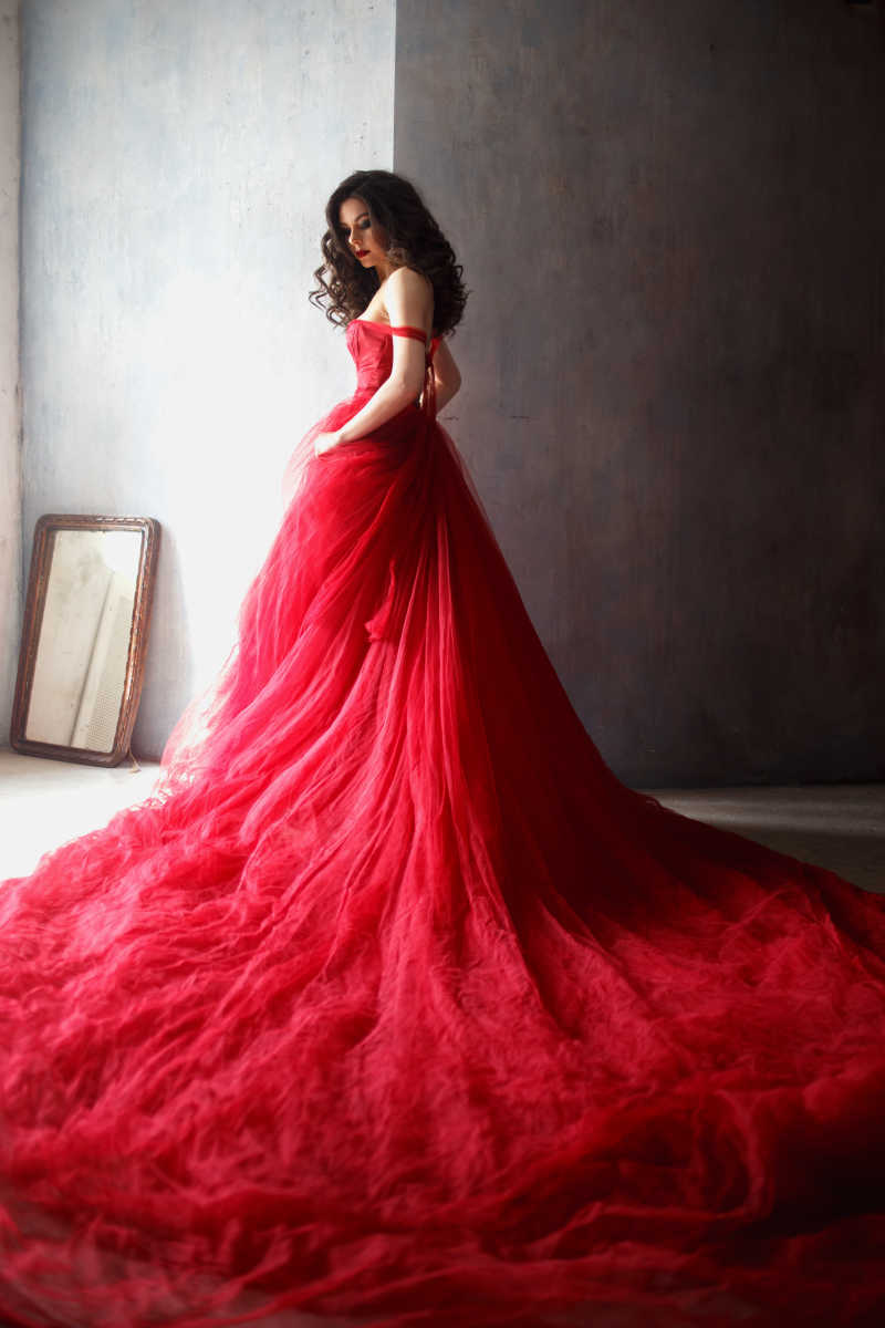 身着华丽红色礼服的性感美女