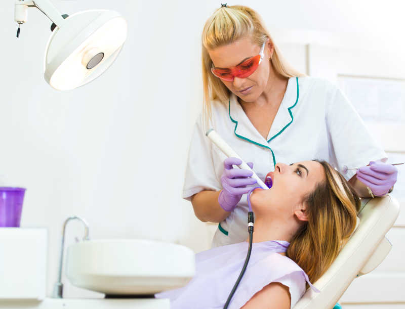 女牙医在牙科诊所检查牙齿