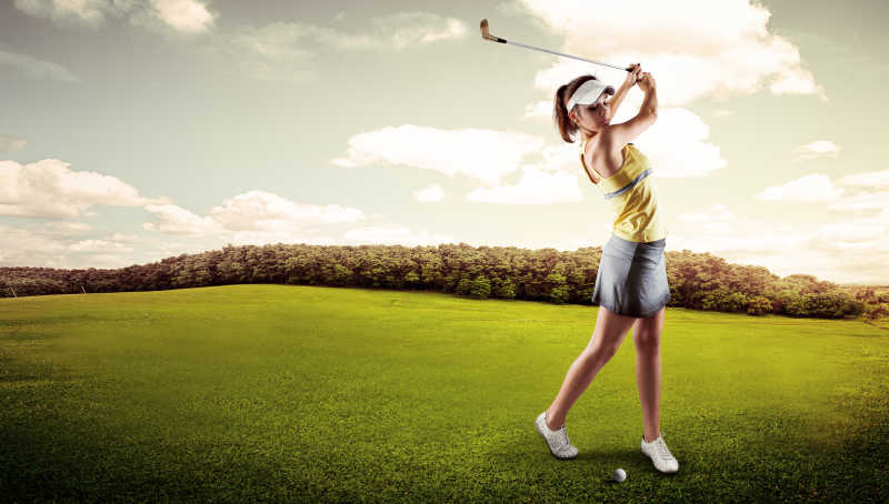 打高尔夫球的年轻女人