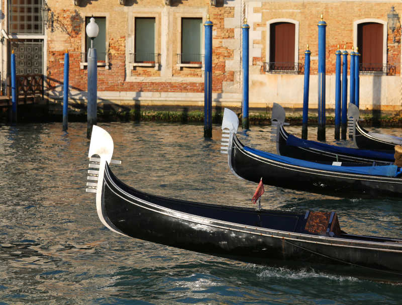 意大利威尼斯大运河水面上的小艇