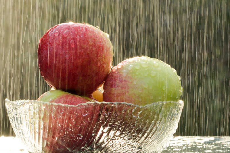 碗里被雨水清洗的苹果