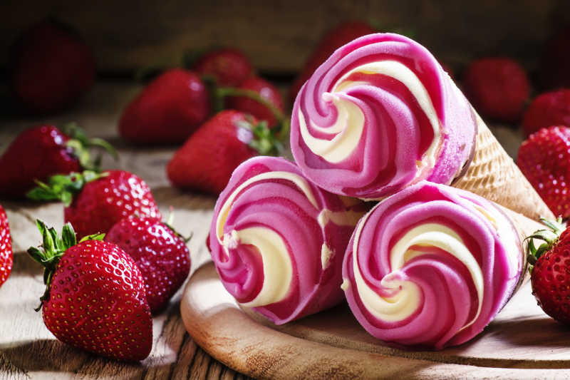 美味的草莓香草混合冰淇淋蛋筒
