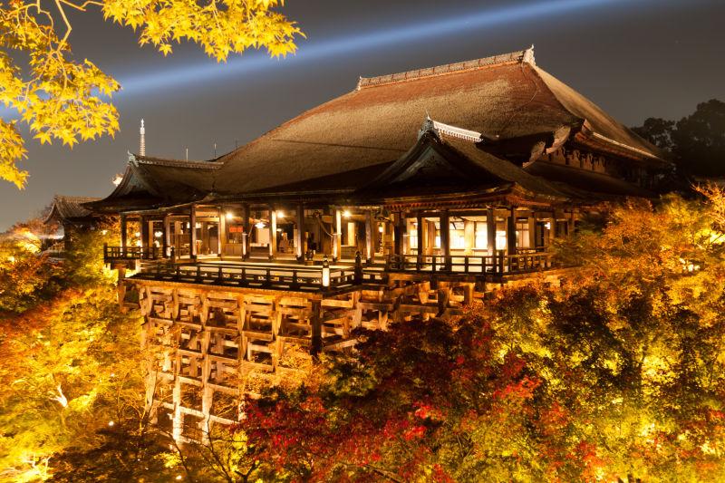夜晚的日本寺庙