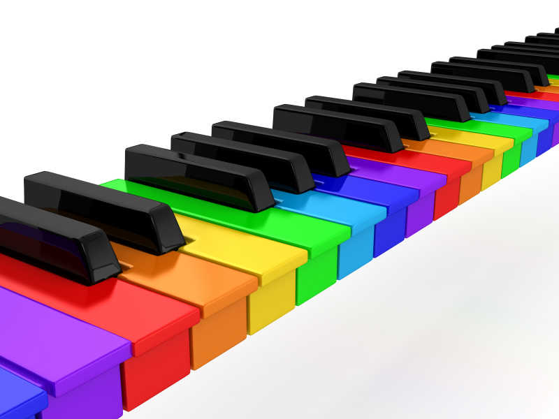 白色背景下的彩虹钢琴琴键