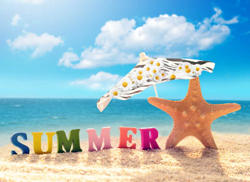 夏天海滩上打着遮阳伞的金色海星