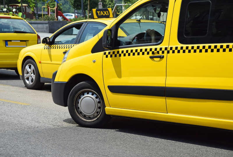 停在路边的黄色出租车