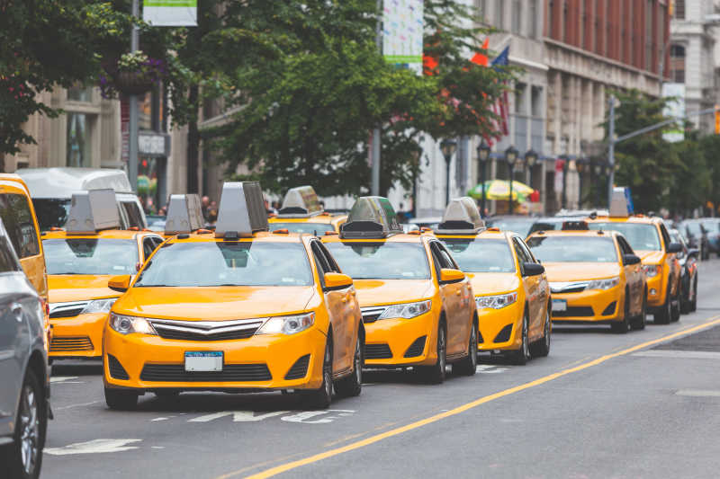 经典的黄色出租车行驶在街上