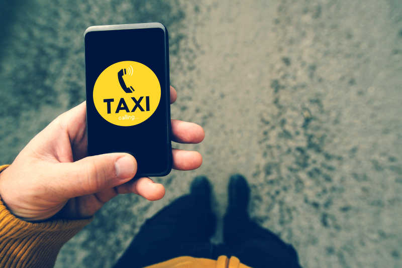 使用智能手机呼叫出租车