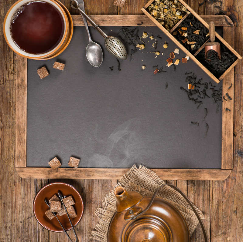 桌子上精致的茶具和茶叶俯视