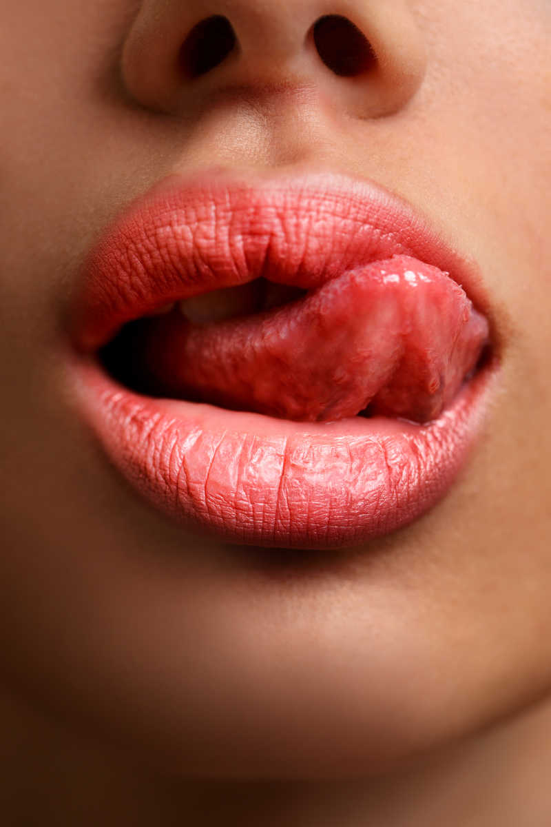 女人舌头舔嘴唇