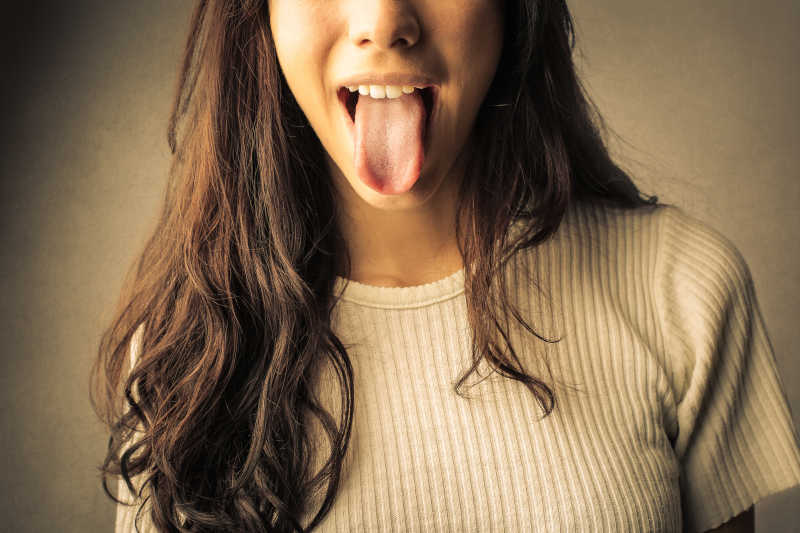 伸出舌头的女孩