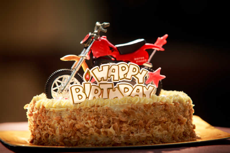 摩托车造型的生日蛋糕
