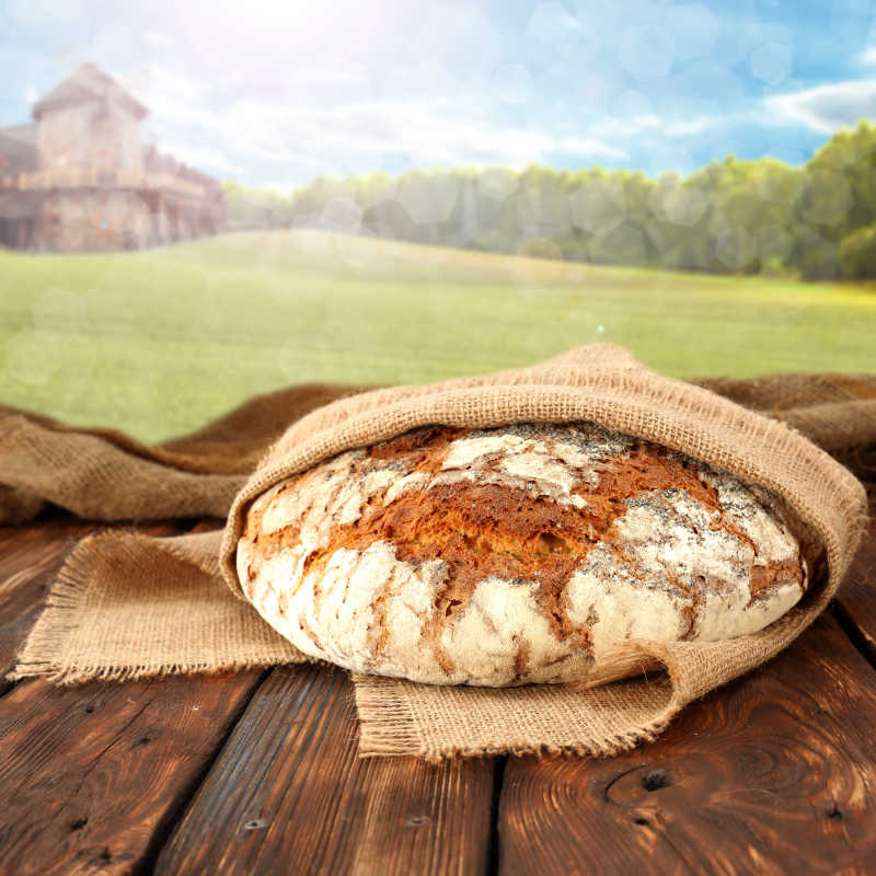 木桌上美味营养的面包