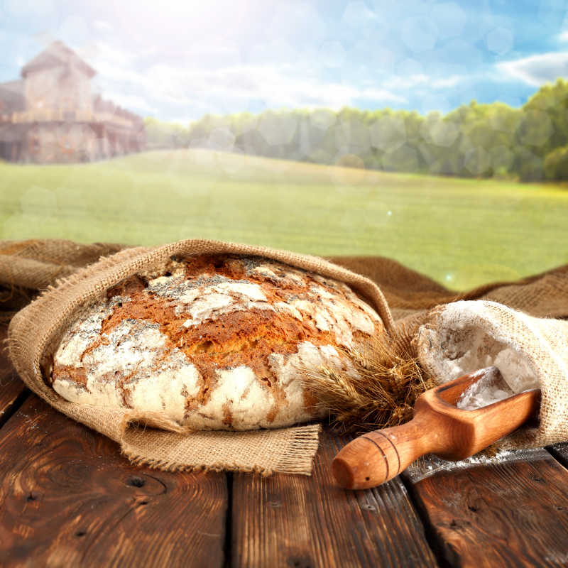 田园背景下的小麦面包和面粉