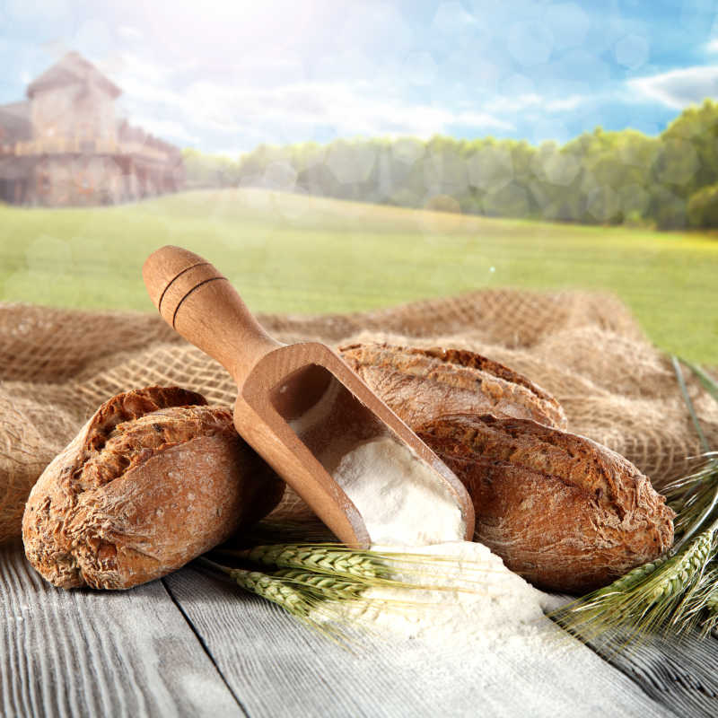 桌子上的面包和小麦面粉