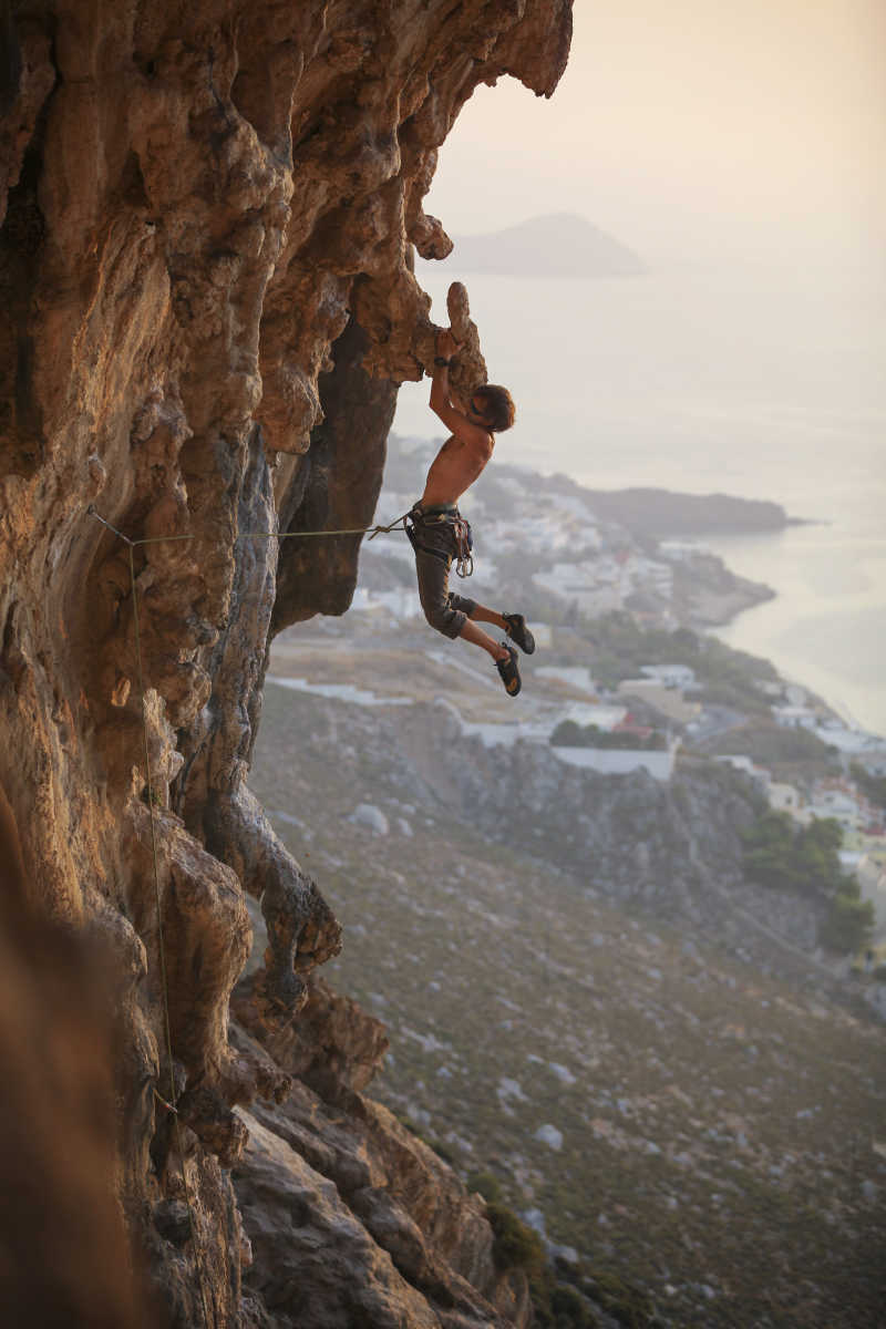 攀岩挑战的男性攀岩者