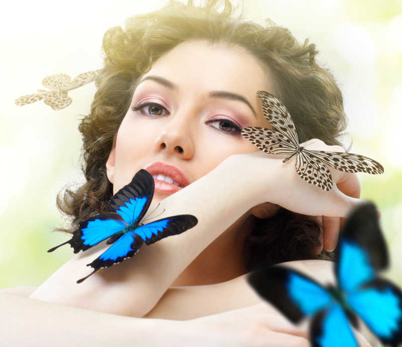 美丽的卷发女人与漂亮的蝴蝶