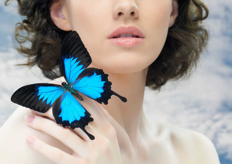 漂亮的蓝色蝴蝶和美丽女人
