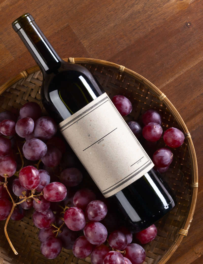 木制背景上的葡萄和红酒