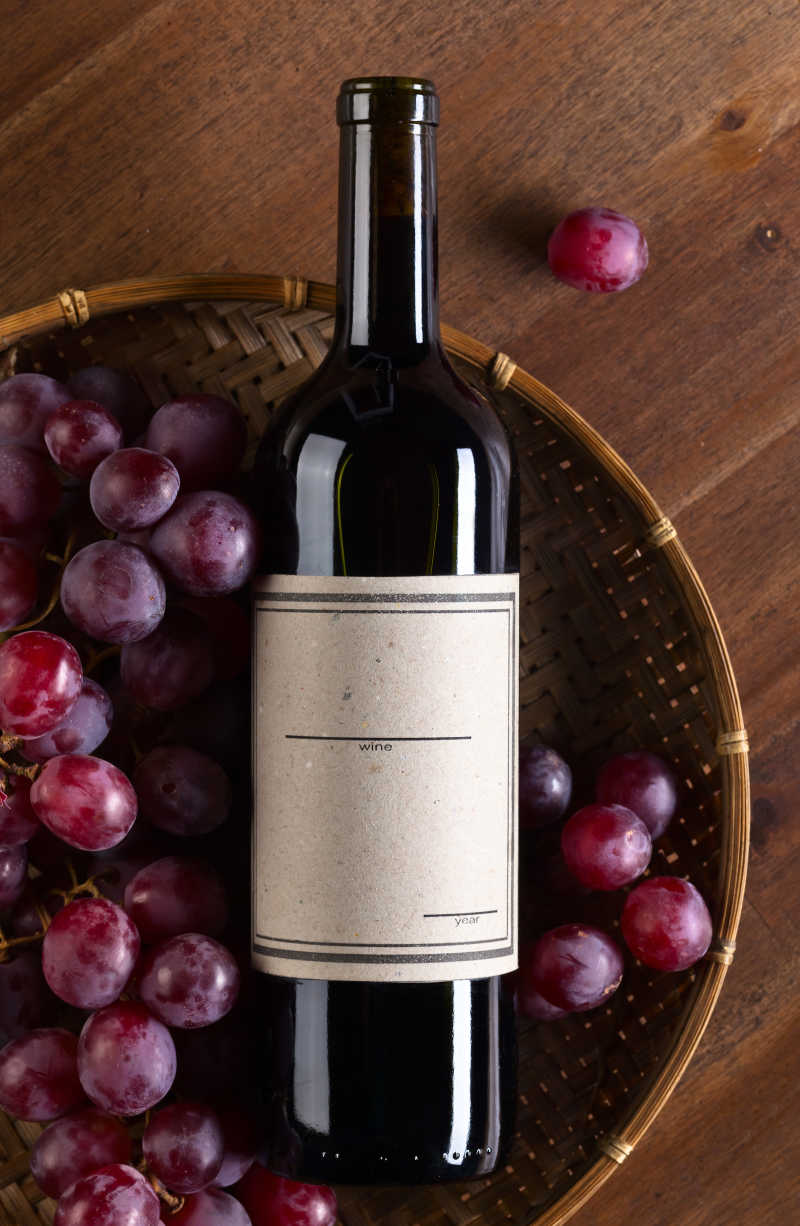 放在葡萄堆里的高品质的红酒