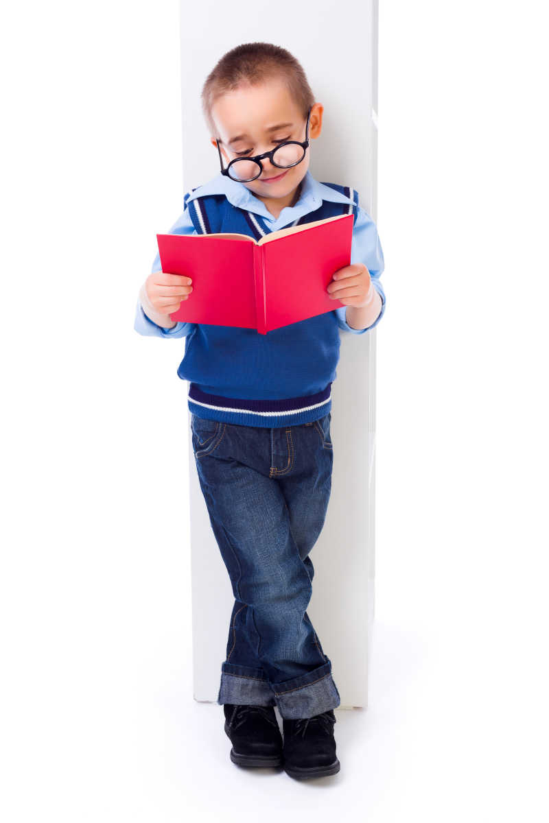 小聪明男孩在白书架附近看书
