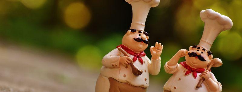 两个可爱的玩偶厨师