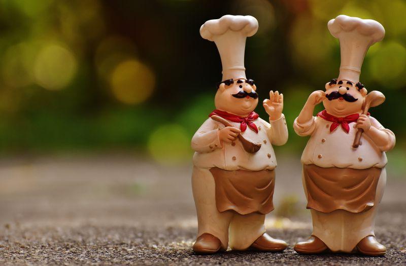 两个可爱的卡通玩偶厨师
