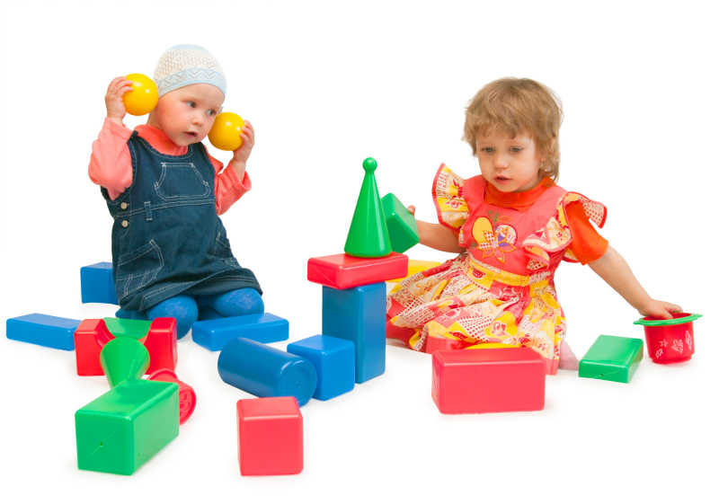 玩立方体游戏的两个孩子