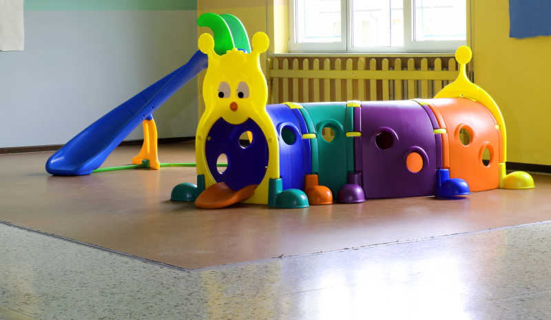 幼儿园里的塑料隧道