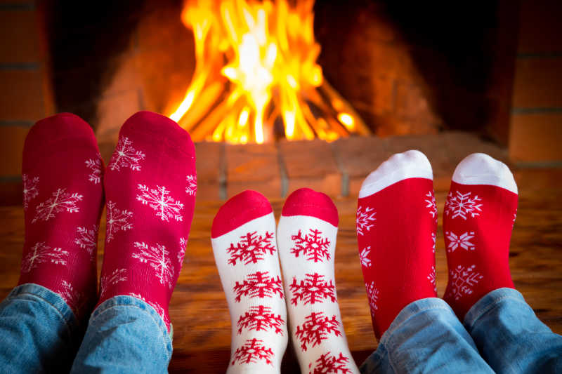 一家人穿着可爱的圣诞节主题的红色袜子