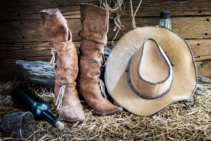 西部牛仔的马厩里放着他的皮靴和帽子